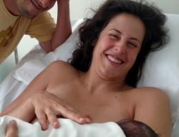 Pedro e Branca felizes, após viverem um parto normal pós cesárea anterior.
