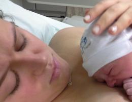 Luísa acolhe Francisco no pele a pele logo após o nascimento.