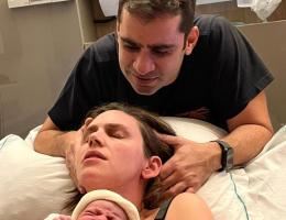 A mamãe Patrícia e o papai Tiago emocionados com o nascimento da Letícia.