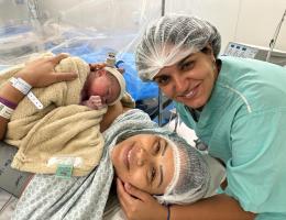 As mamães Michele e Paloma radiantes com o nascimento da Helena.