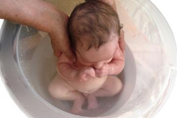 Uma boa opção para acalmar os bebezinhos é o banho de balde.