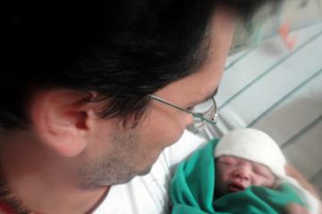 Elisson contemplando o filho recém-nascido, em parto acompanhado por Dr. Renato Janone.