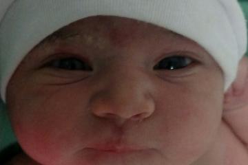Lara, de olhos bem abertos logo após o nascimento.